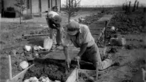 גת 1942 סלילת מדרכה ראשונה.jpg