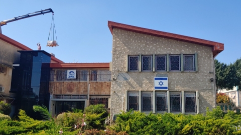 התקנת פאנל סולארי על גג המועצה.jpg